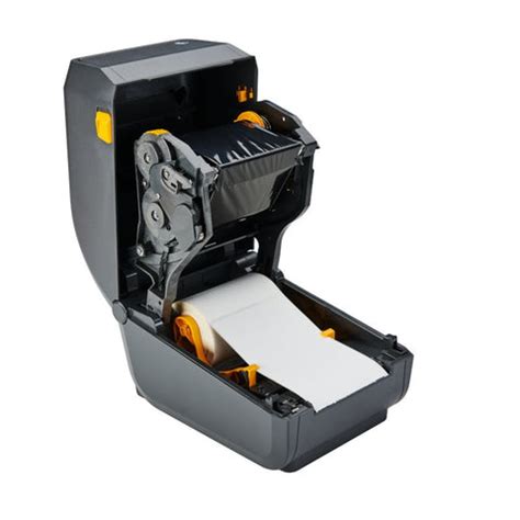 Odprt termotransferni tiskalnik Zebra ZD230 z nameščenim barvnim trakom in etiketo.